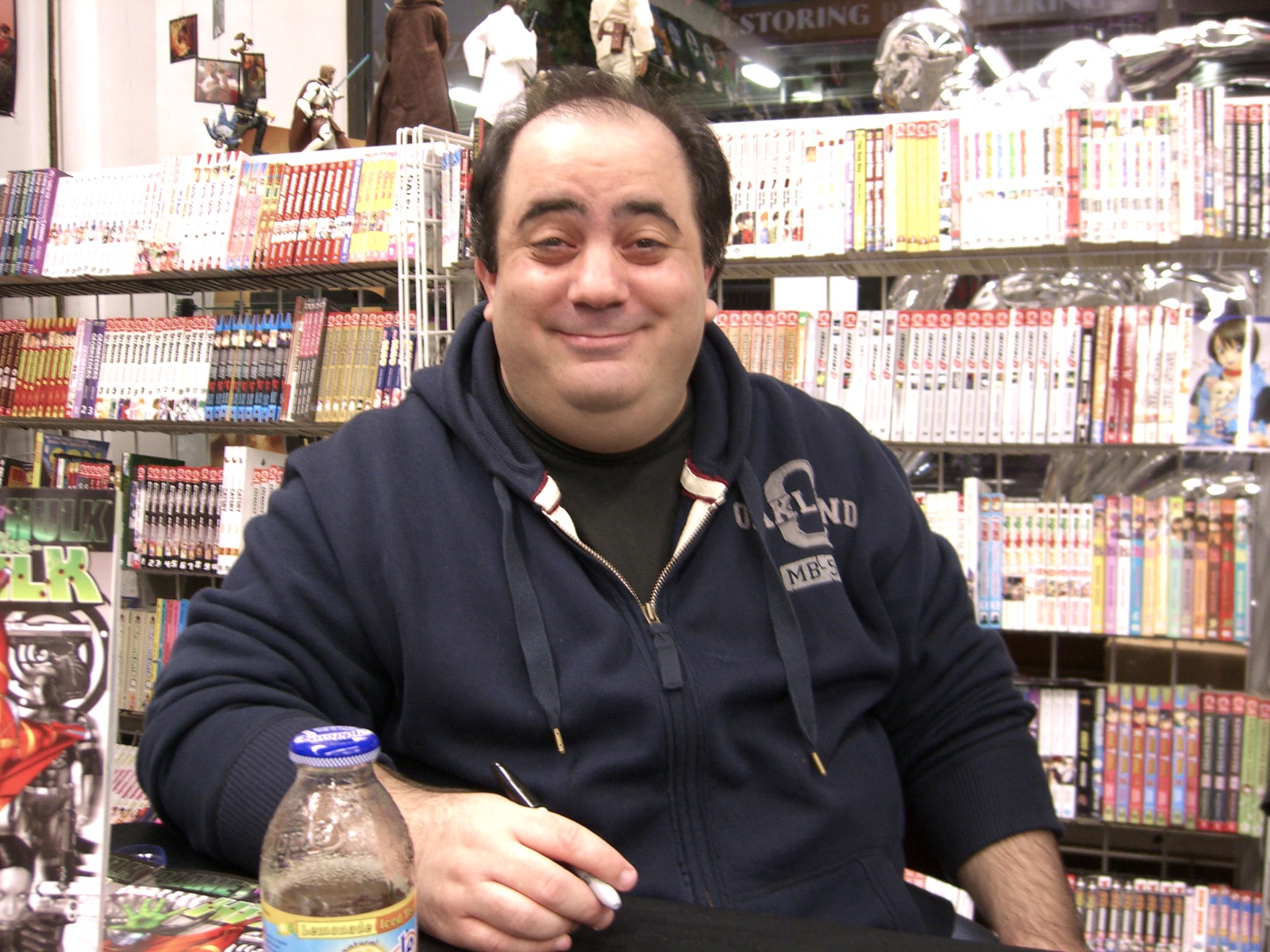 ¡¡Gran exclusiva CB!! Tras arduas pesquisas, hemos logrado determinar que Dan Slott mide exactamente diecisiete centímetros y medio menos que Spiderman... Hala, ¡ya está dicho! ¿Satisfecha vuestra malsana curiosidad..?
