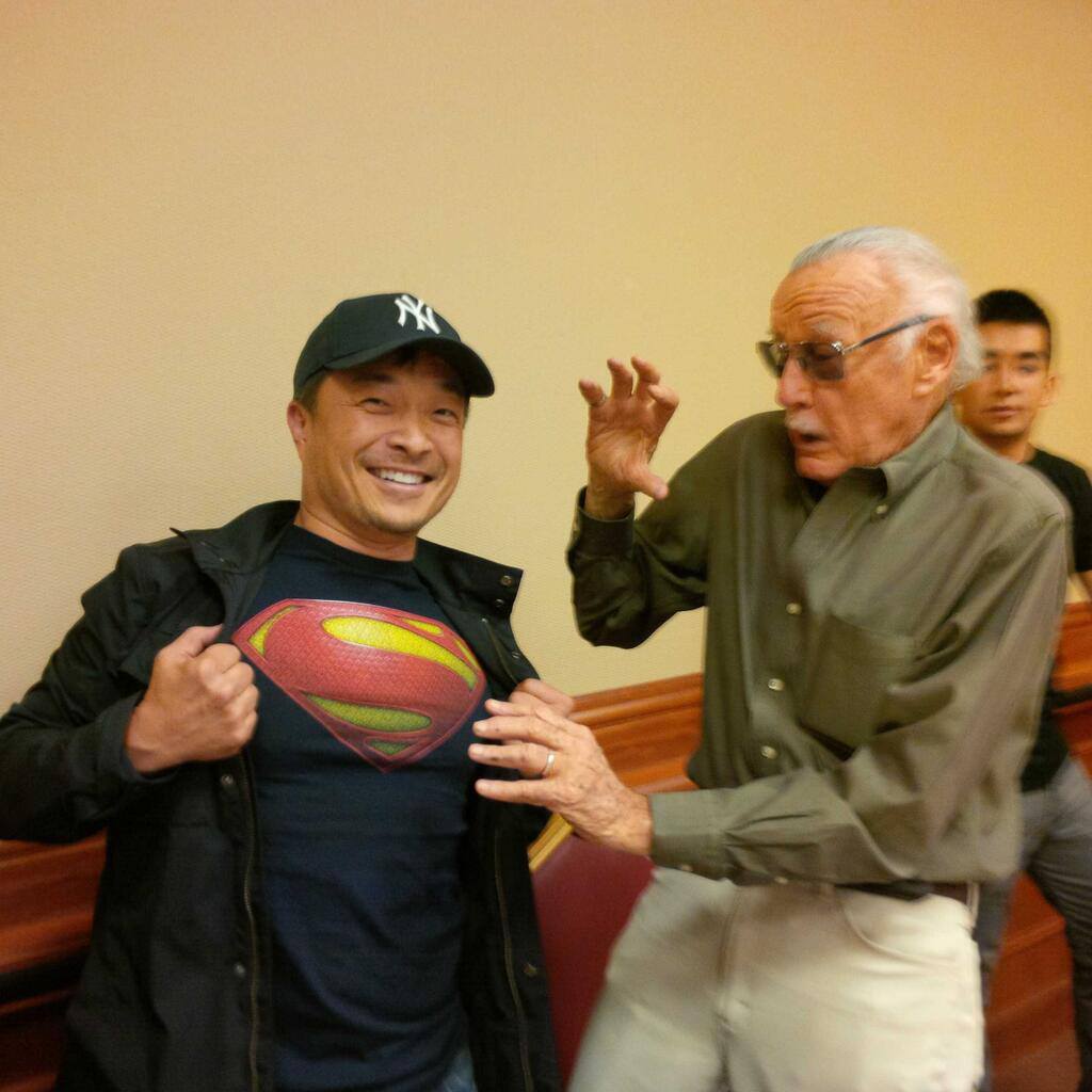 A ver si conseguimos aclararlo de una vez y para siempre: Jim Lee no es el primogénito de Stan Lee, aunque entendemos que el tema pueda prestarse a confusión debido al innegable parecido físico existente entre ambos. ¡Si es que son como dos gotas de agua! También podemos confirmar que el guionista Scott Snyder no es el hermanísimo del cineasta Zach Snyder, contrariamente a lo que sugiere cierta leyenda urbana. La única incógnita que todavía nos resta por desvelar es la que tiene como protagonista a Alan Moore: ¿Podrían ser ciertos los informes del MI-6 que alinean al actor Roger Moore y al rockero Gary Moore en el árbol genealógico del irascible genio británico? ¡Seguiremos investigando!